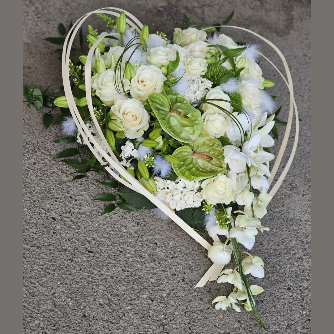 Composition Florale en Forme de Cœur pour Deuil - Une Fleur m'a dit - Fleuriste à Samoens - Haute Savoie (1)